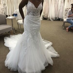 Elegant White Lace Wedding Dress